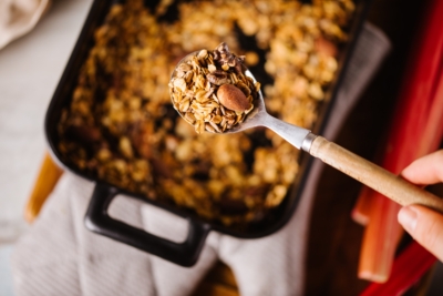 Ein Löffel voll Bio-Granola.