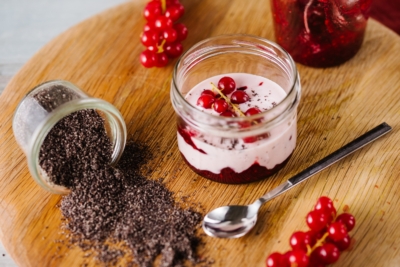 Bio-Mohn-Ribiseldessert im Glas.