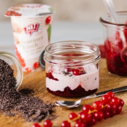 Ein Dessert aus Ja! Natürlich Bio-Sommerfrisch Joghurt.