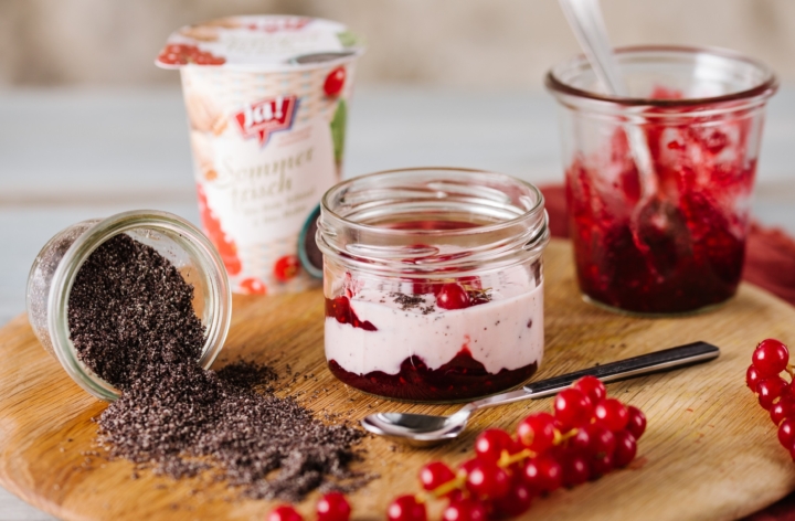 Schnelles Mohn-Ribisel Dessert im Glas