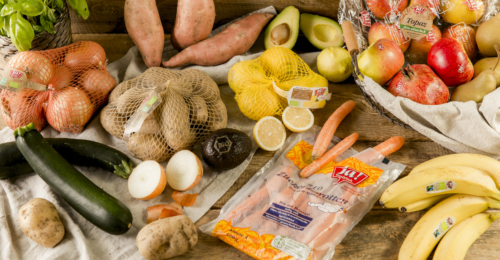 Obst und Gemüse auf einem Holztisch angeordnet