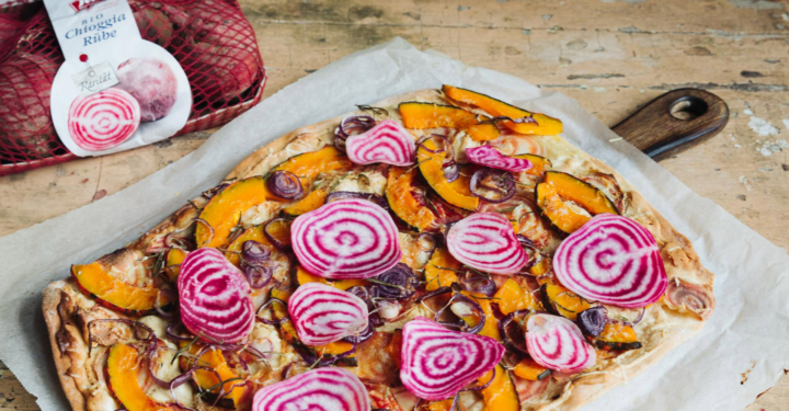 Flammkuchen mit Mandelmus und Chioggia-Rübe
