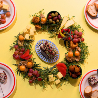 Essbarer Adventkranz mit Frischkäse Rolle und frischen Produkten