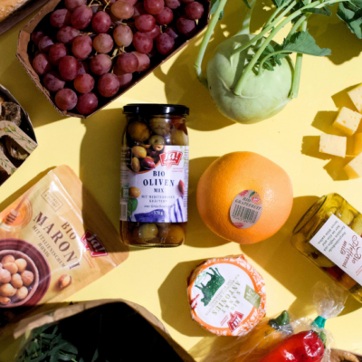 Bio-Zutaten auf einem Tisch