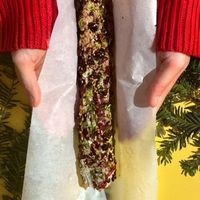 Frischkäsemasse in einem Backpapier gerollt