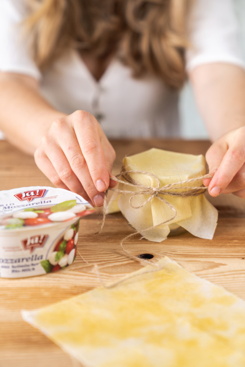 Mit dem Bienenwachstuch bleibt der Mozzarella länger frisch