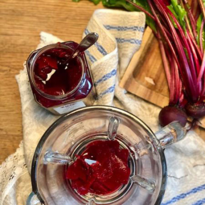 Bio-Rote Rüben mit etwas Flüssigkeit in einem Mixer.