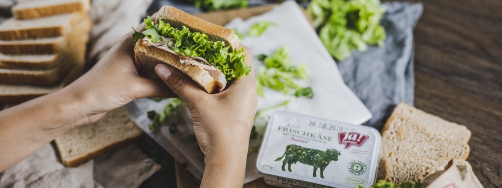 Sandwich mit Ja! Natürlich Bio-Frischkäse natur, Schinken und Salat.