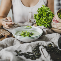 Jemand isst eine Cremesuppe, daneben liegt Ja! Natürlich Bio-Salat.