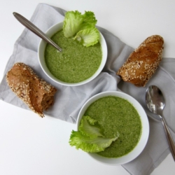 Zwei Schalen mit Dressing aus Bio-Salat und zwei Hälften Kornspitz.