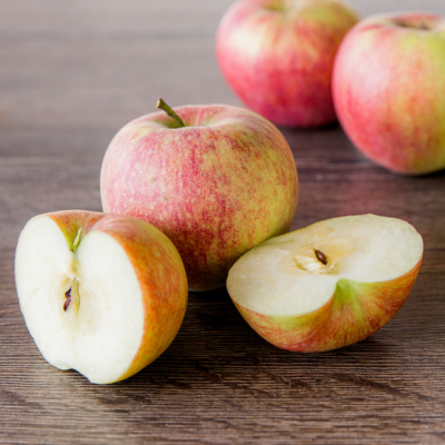 Bio-Äpfel auf einem Tisch.