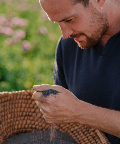 Hannes Seifried hält den Blaumohn in den Händen