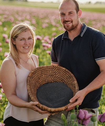 Hannes Seifried und seine Partnerin halten Mohn in den Händen
