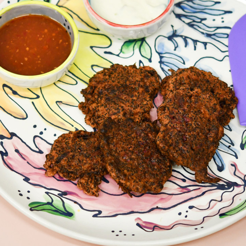 Ein Teller mit Bio-Amaranth-Rote-Rüben-Tikkis.
