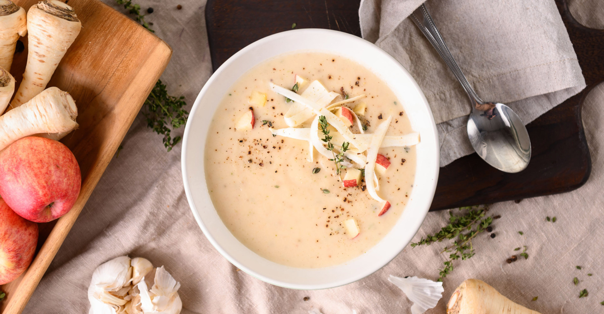 Petersilienwurzel-Cremesuppe mit Apfel | Rezept