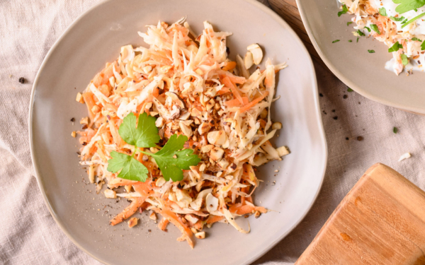 Petersilienwurzel-Salat mit Mandel-Dressing