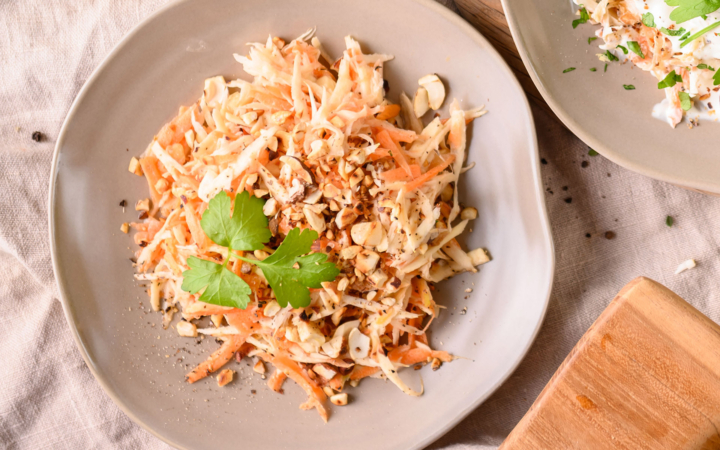Petersilienwurzel-Salat mit Mandel-Dressing