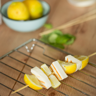 Ein Grillspieß mit Bio-Grillkäse und Zitronen.