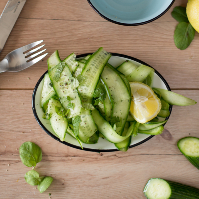 Bio-Gurkensalat auf einem Teller.