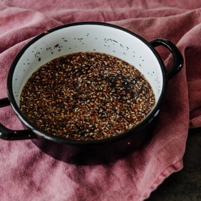 Ein Topf, in dem Bio-Amaranth, Leinsaat und Salz einweichen.