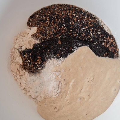 Zutaten für ein Amaranthbrot in einer Schale.