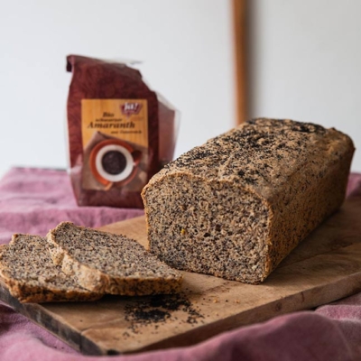 Ja! Natürlich Bio-Amaranth-Brot und eine Packung Amaranth.