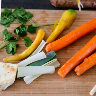 Bio-Suppengemüse auf einem Schneidebrett.