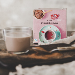 Eine Tasse und eine Packung Ja! Natürlich Bio-Trinkkakao.