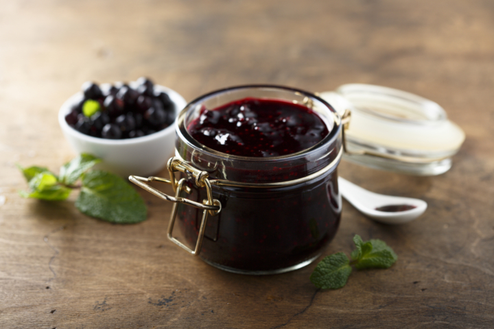 Selbstgemachte Bio-Marmelade aus Heidelbeeren und Ribiseln