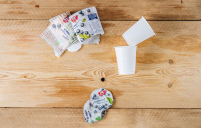 Ja! Natürlich Bio-Joghurtbecher mit und ohne Etikett.