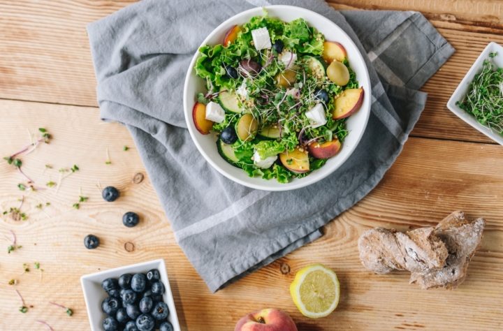 Sommersalat mit Zucchini, Nektarinen, Feta Käse und Sprossen