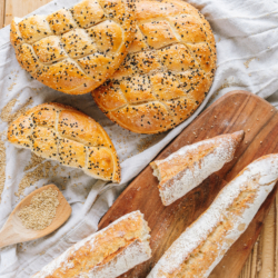 Bio-Brot auf einem Holzbrett.