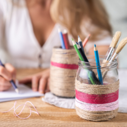 DIY-Stiftehalter aus Gläsern.