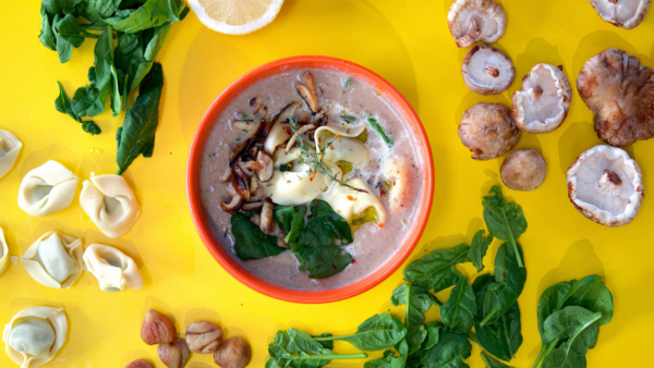 Shiitake-Kastanien-Suppe mit Spinat-Ricotta-Tortellini