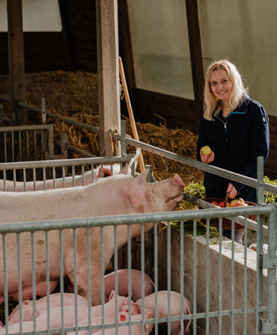 Doris Neumann im Strohschwein-Stall