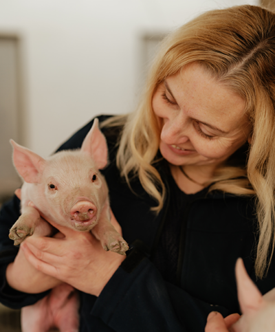 Doris Neumann hält Ferkel