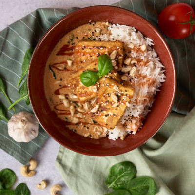 Marry Me Tofu in einer Schale angerichtet mit Reis serviert