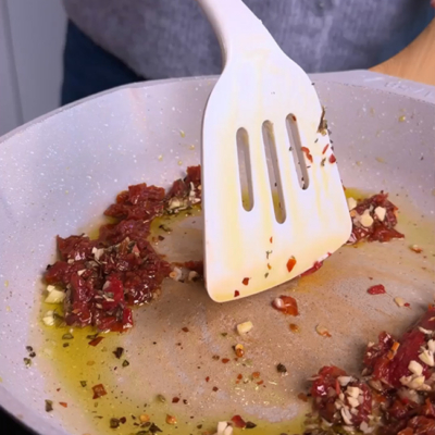 Getrocknete Tomaten und Knoblauch anbraten