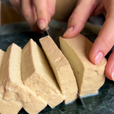 Tofu wird in Scheiben geschnitten