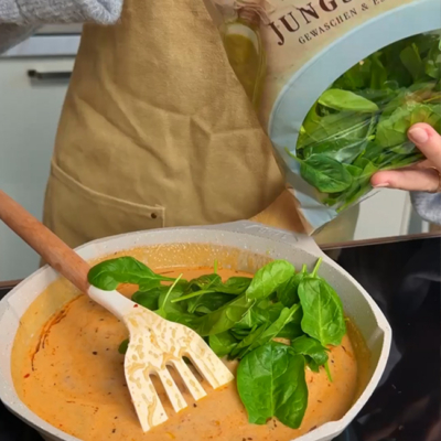 Spinat einrühren in die Sauce
