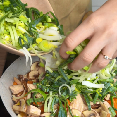 Gemüse wird im Topf angebraten