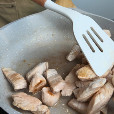 Putenfleisch wird angebraten