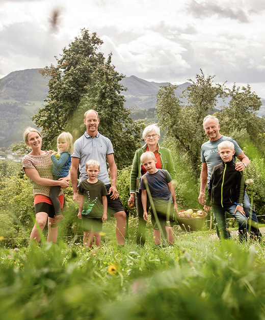 Familie auf einer Weide im Hintergrund die Berge