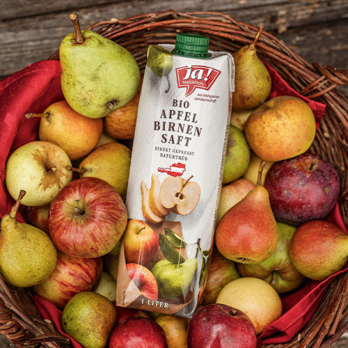 Bio-Saft in einem Korb mit Äpfeln und Birnen