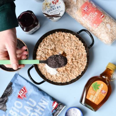 Haferfolcken in einer Schale und Mohn wird drübergegeben