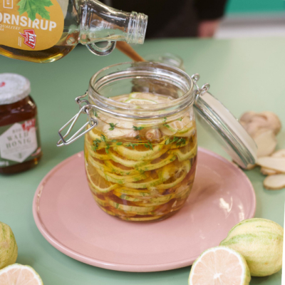 Mit Ahornsirup wird das Glas aufgefüllt