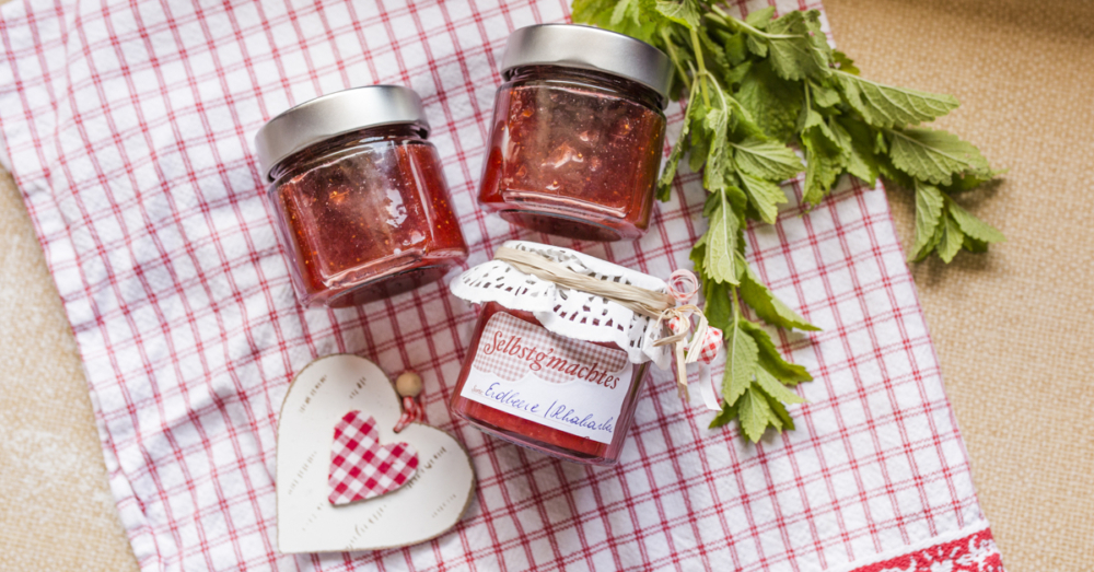 Marmeladengläser auf einem Tisch.