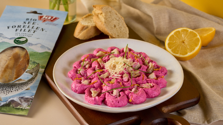 Rote Rüben Frischkäseblume mit geräucherter Forelle