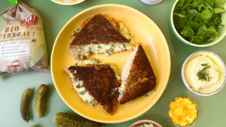 Sauerkraut-Cheese-Sandwich mit Curryaioli und Gurkenrelish