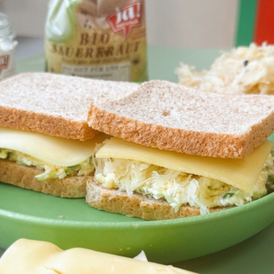 Toast wird belegt mit Käse und Sauerkraut.